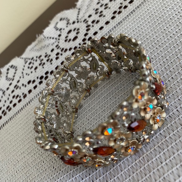 Floral bangle bracelet - Picture 4 of 5